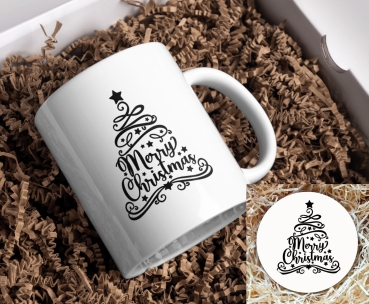 Minimalistische Weihnachtstasse mit ‚Merry Christmas‘-Schriftzug und passendem Untersetzer: Das Motiv zeigt ein stilisiertes, schwarzes Weihnachtsbaumdesign, das sich aus geschwungenen Linien und Sternen zusammensetzt, mit dem Schriftzug ‚Merry Christmas‘
